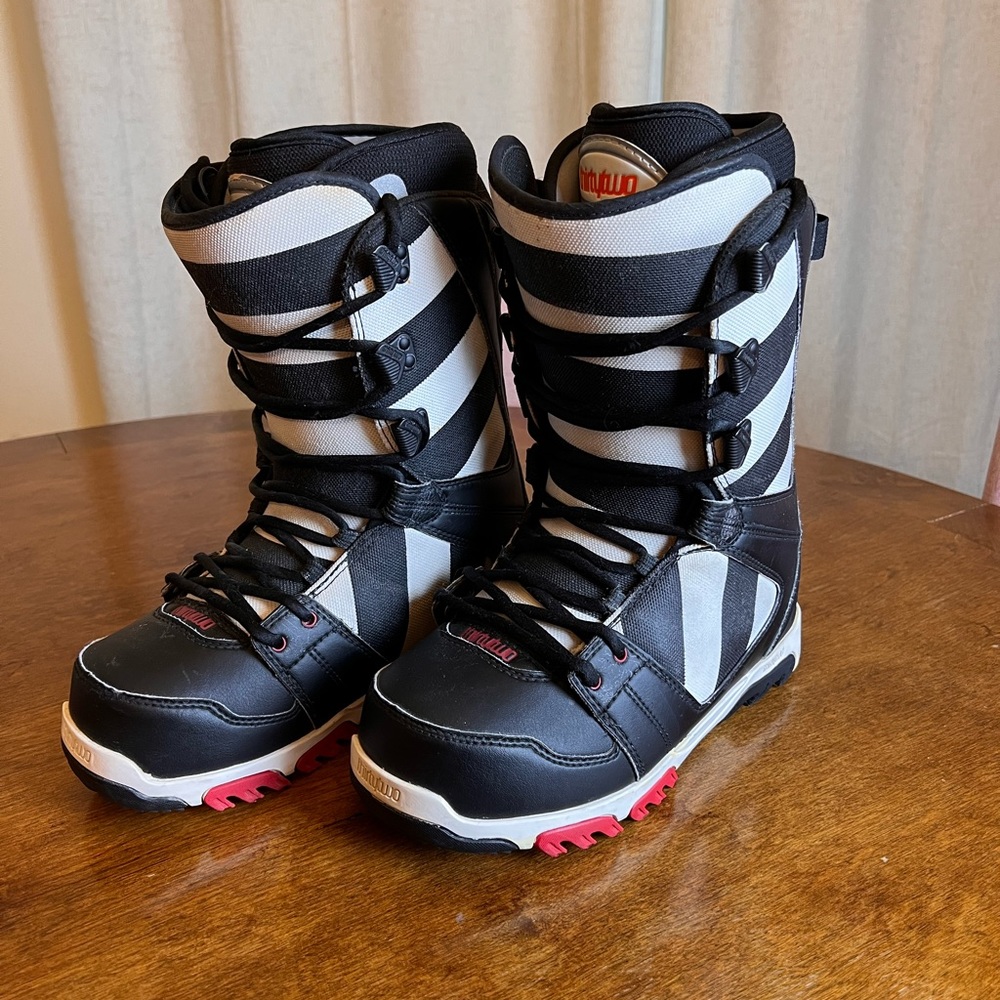 Thirty Two Prion black and white snowboard boots size 8